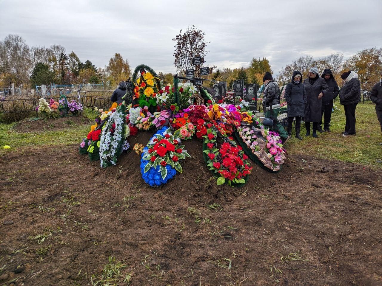 Фото «Родители гладили детей и плакали»: в Сибири похоронили четверых школьников после отравления. Эмоциональный репортаж 20